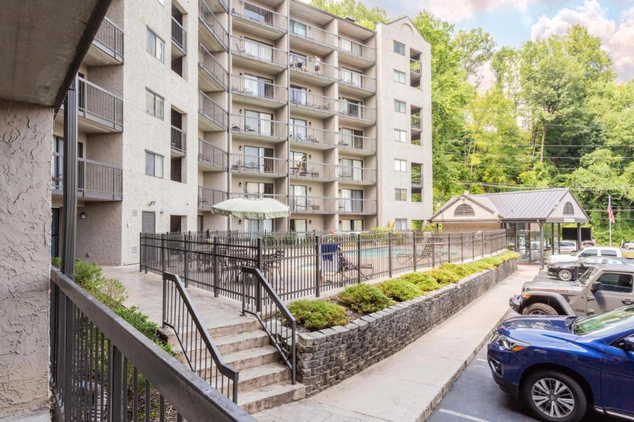 Family Bear Condos, Full King Suite, Kitchen, Pool Access Unit 103 Gatlinburg Extérieur photo