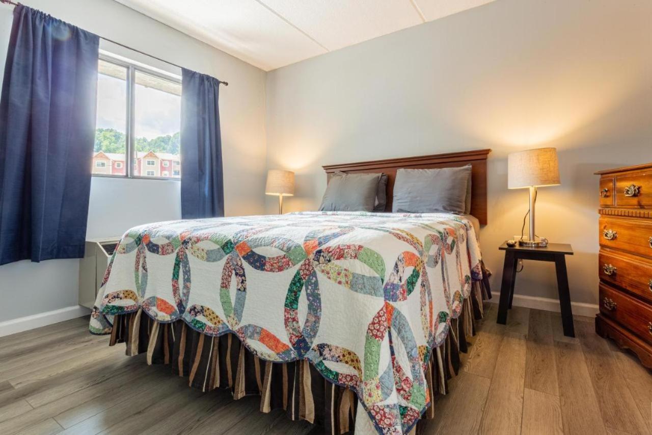Family Bear Condos, Full King Suite, Kitchen, Pool Access Unit 103 Gatlinburg Extérieur photo